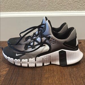 Women’s Nike Metcon Shoe Size 8